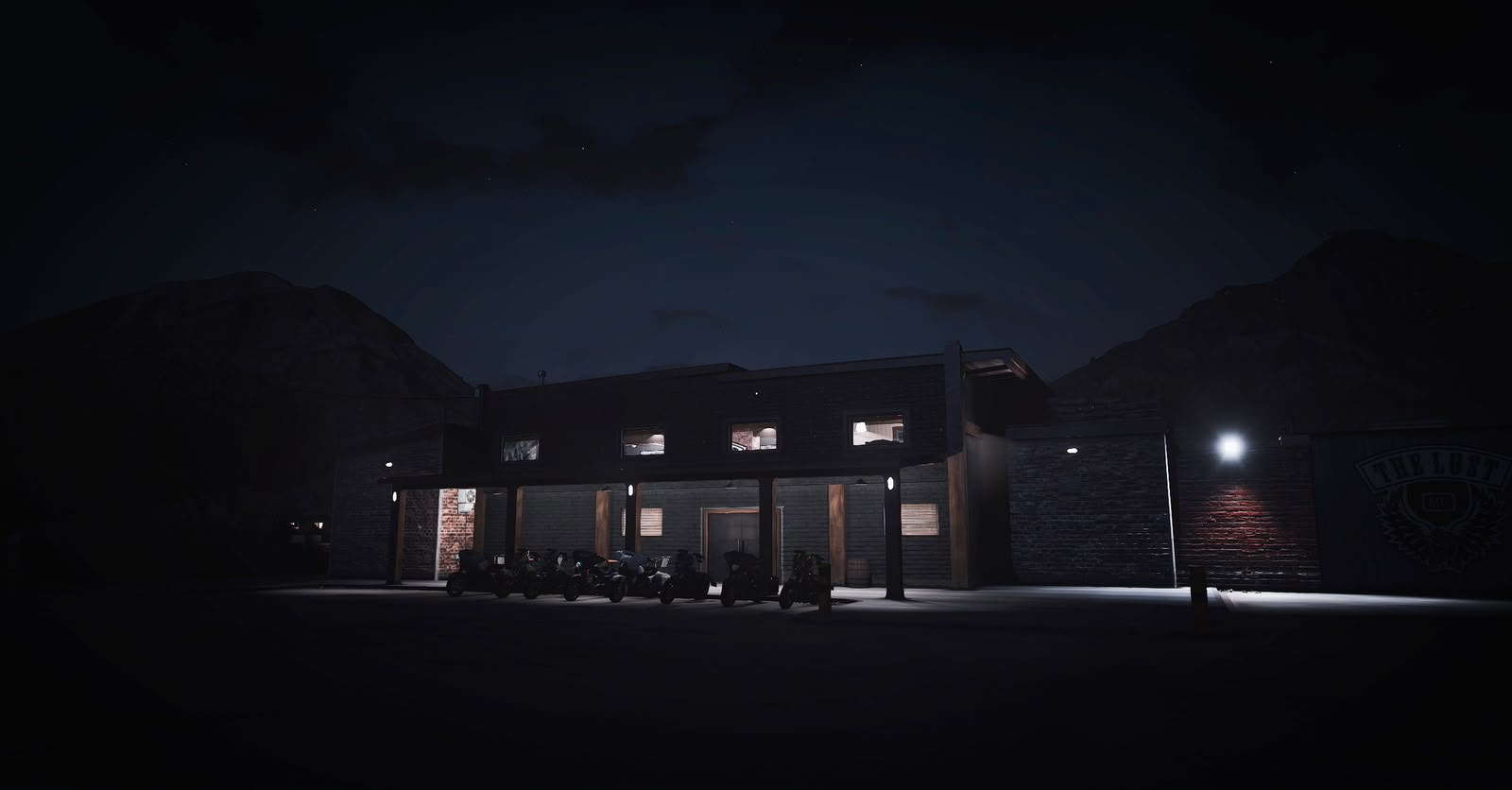 Fachada noturna da sede do The Lost Motorcycle Club.